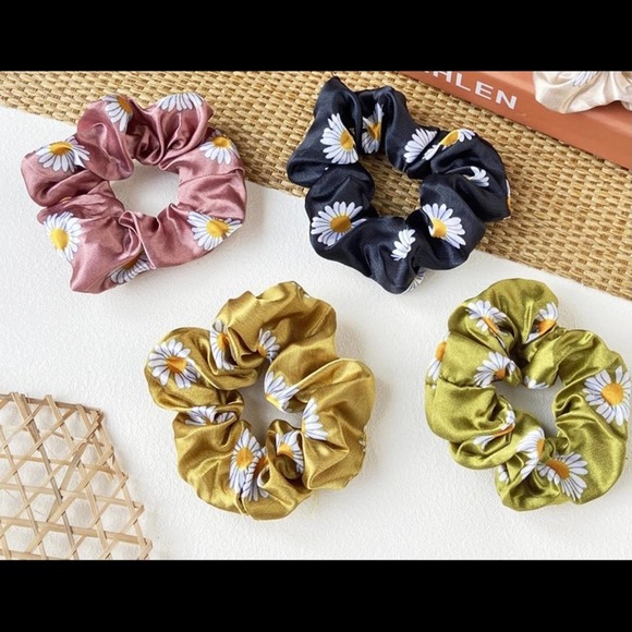 Set of 4 Dainty Daisy Flower Shiny Scrunchies - Picture 1 of 8